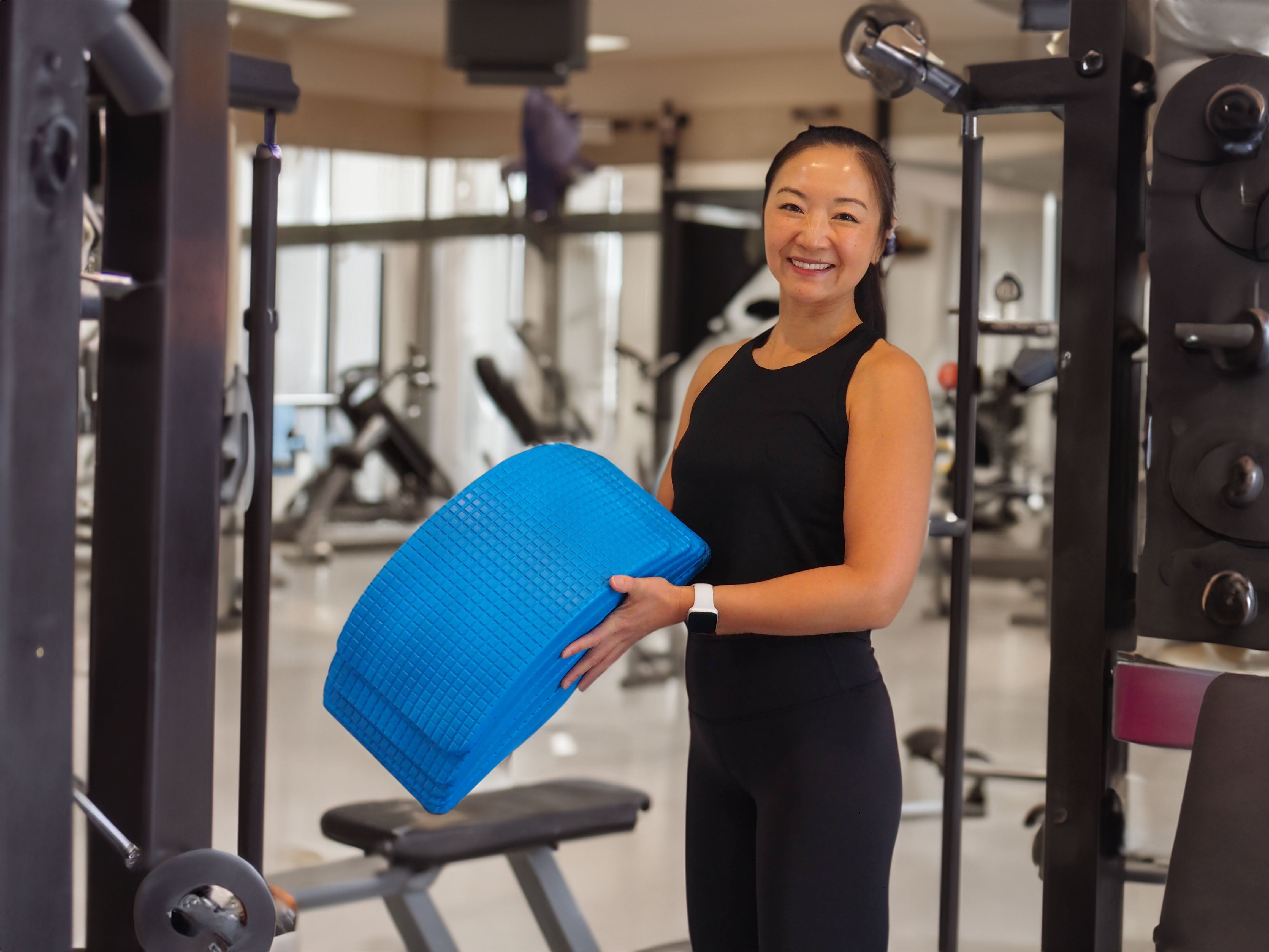 how to use a back stretcher in the gym 